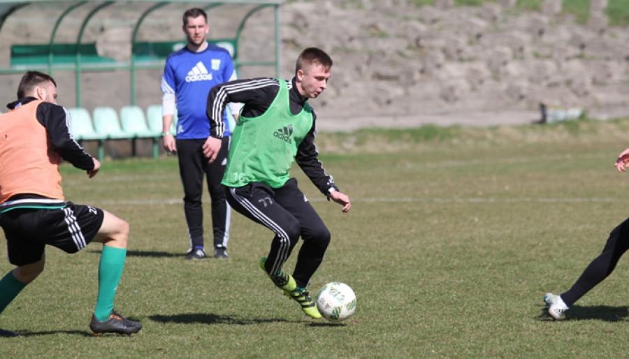 Michał Wawryszczyk (na zdjęciu z piłką) zasilił szeregi JKS-u Jarosław, ostatniej drużyny 3 ligi gr. IV (fot. archiwum / olimpiagrudziadz.com)
