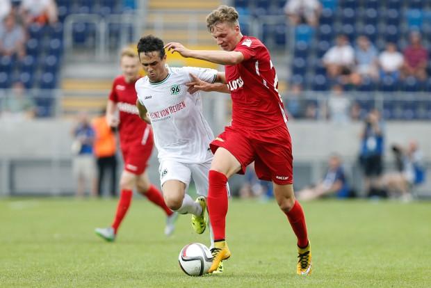 Michał Żebrakowski (z piłką) zagrał w sparingu Lechii Gdańsk z Hannoverem (fot. sport.trojmiasto.pl)