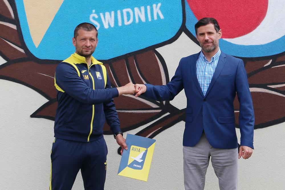 Łukasz Mierzejewski (na zdjęciu z lewej) przedłużył umowę z Avią Świdnik (fot. Avia Świdnik)