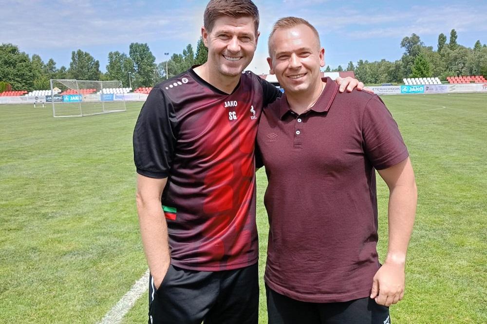 Mikołaj Raczyński (po prawej) odbył staż pod okiem Stevena Gerrarda! (fot. archiwum prywatne)