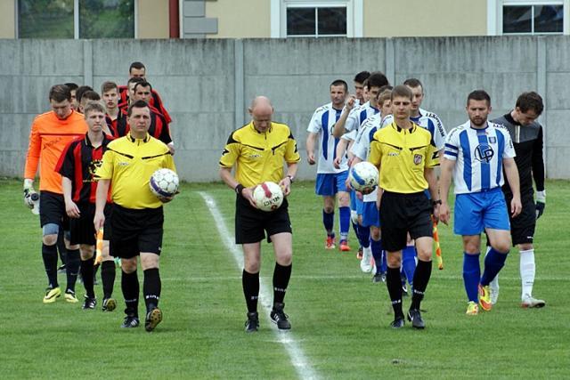 MKS Kańczuga (biało-niebieskie stroje) wygrali 1-0 z Sawą Sonina (fot. Mieczyławw Turczyn)