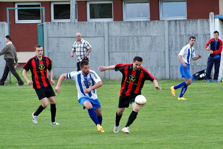 Piłkarze MKS-u Radymno (czarno-czerwone stroje) wygrali z Zorzą Zarzecze 2-0 (fot. archiwum / Mieczysław Turczyn)