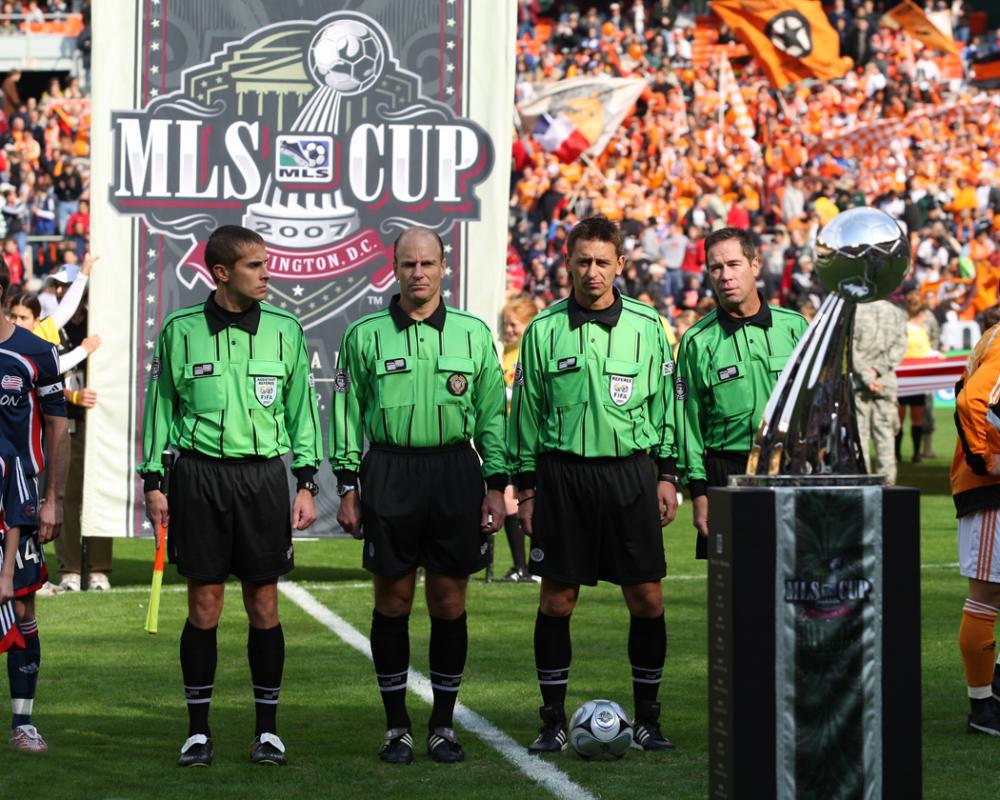 Arkadiusz Pruś (na zdjęciu pierwszy z prawej) pochodzi ze Stalowej Woli i został najlepszym sędzią MLS w 2008 roku. (fot. archiwum prywatne)