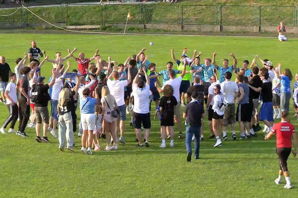 Piłkarze Moravii Morawice awansowali do 3 ligi (fot. youtube.com / Małopolski Związek Piłki Nożnej)