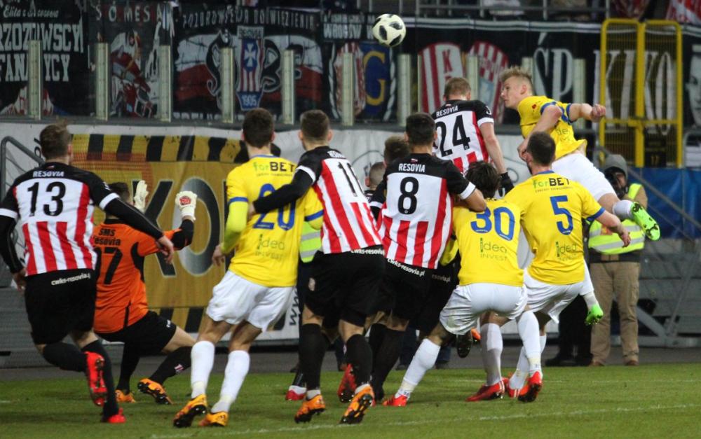 Szymon Kamiński strzela gola na 1-1 dla Motoru Lublin (fot. Motor Lublin / twitter)