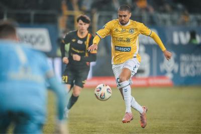 Piłkarze Motoru Lublin (żółto-niebieskie stroje) stracili wygraną w doliczonym czasie gry (fot. Łukasz Wójcik / Motor Lublin)