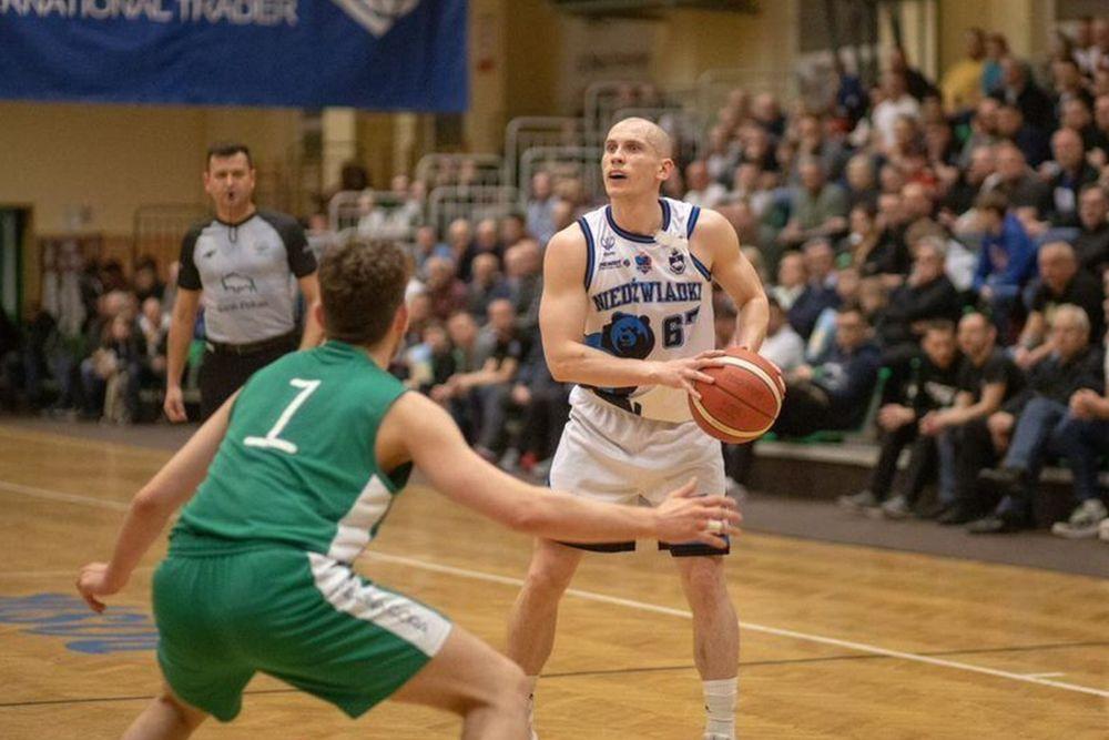 Kacper Majka rozegrał świetny mecz w Pruszkowie i uzyskał tzw. double-double – zdobył 24 punkty i rozdał 14 asyst (fot.Niedźwiadkichameratprzemyśl/facebook)