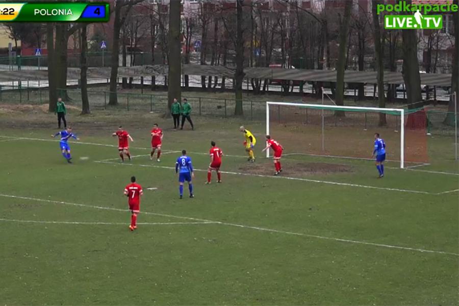 Nz. Paweł Piątek zdobywa gola na 5-0 dla Polonii Przemyśl.