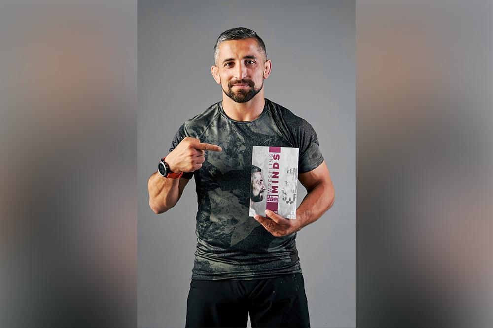 Na zdjęciu Norik Koczarian z nową książką - Siła umysłu.