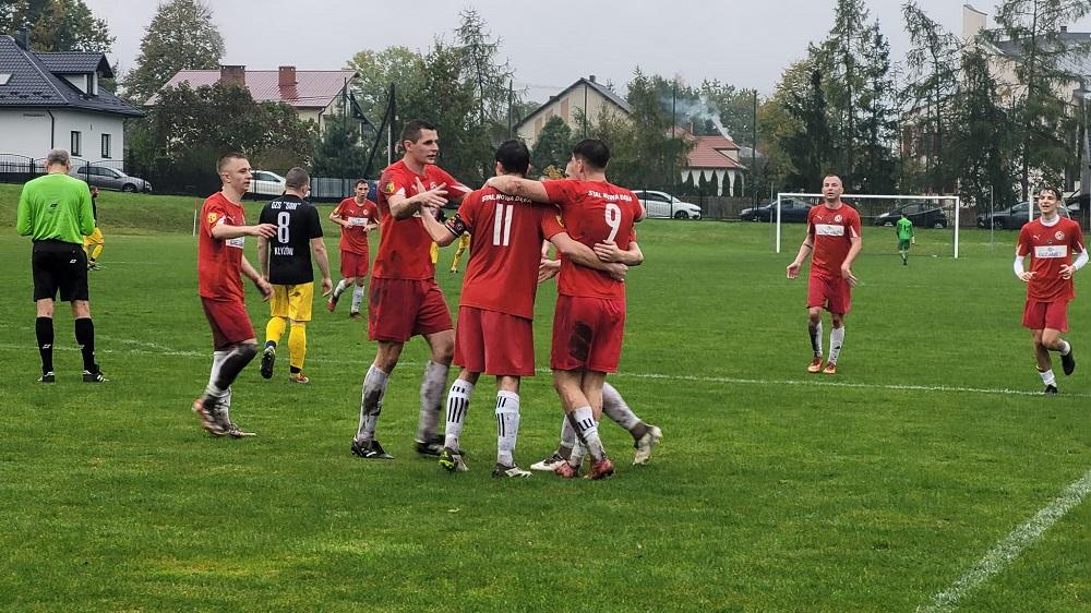 Drużyna z Nowej Dęby zaplanowane ma osiem sparingów przed rundą wiosenną (https://www.facebook.com/stalnowadeba)