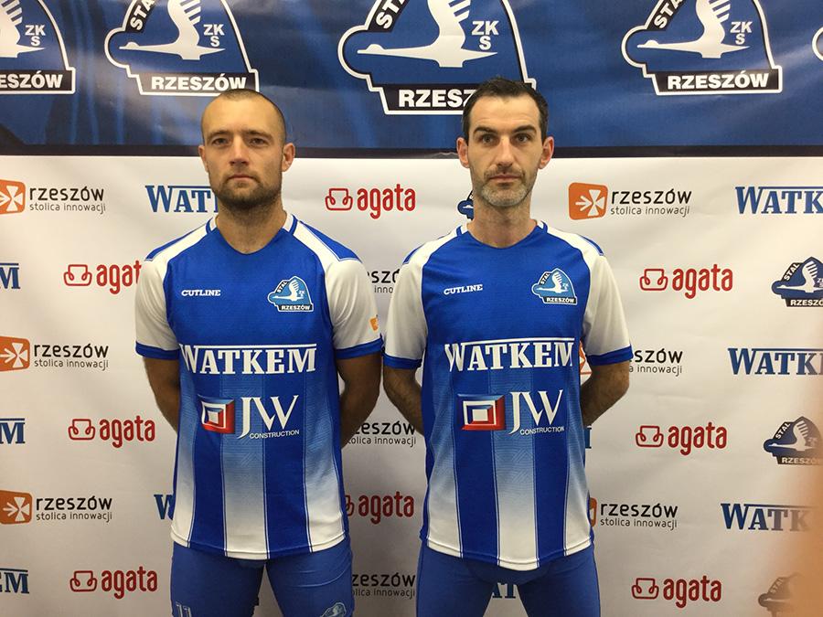 Piotr Prędota i Sławomir Szeliga w nowych koszulkach (fot. stalrzeszow.pl)