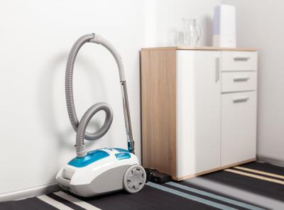 Odkurzacz pionowy czy tradycyjny? Poznaj zalety i wady poszczególnych rodzajów odkurzaczy