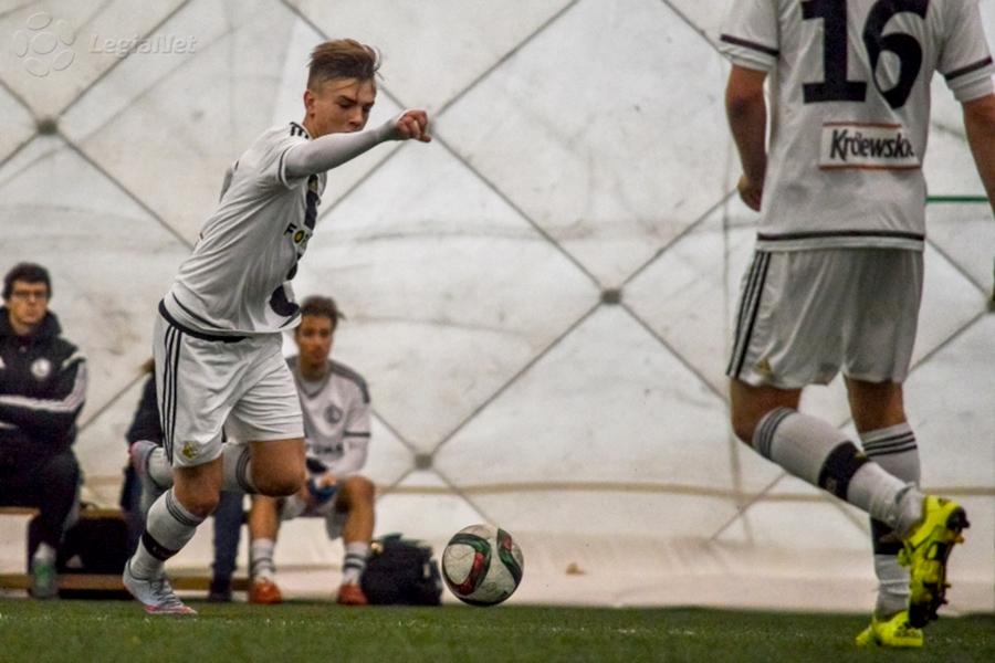 Olaf Martynek na zdjęciu z piłką, w meczu Legii II Warszawa (fot. Marcin Słoka / legia.net)