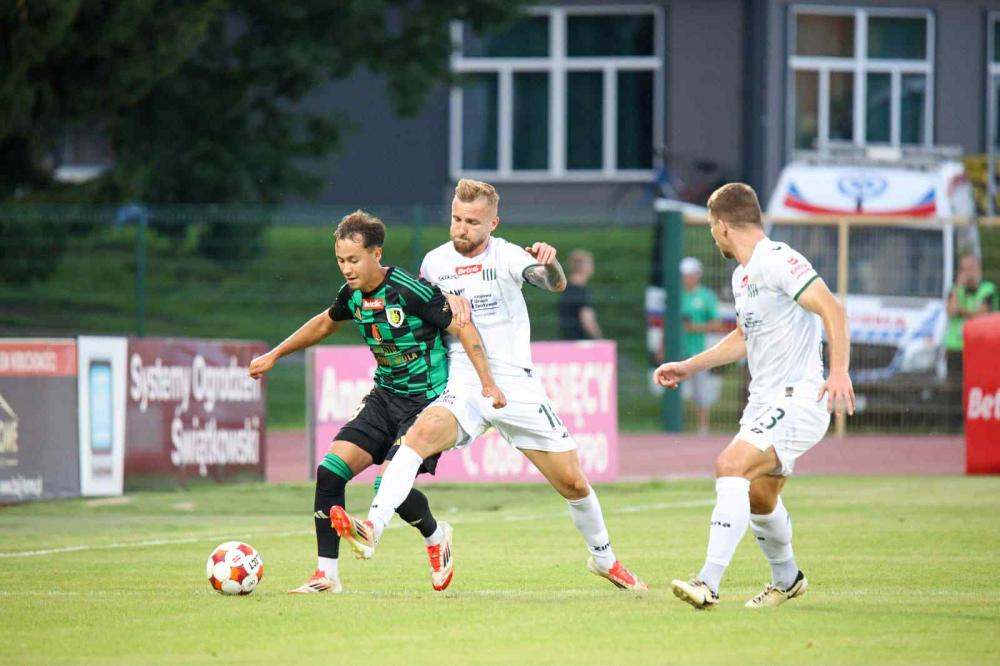 Piłkarze Stali Stalowa Wola (czarno-zielone stroje) zremisowali w Grudziądzu z Olimpią 1-1 (fot. Daniel Tracz)