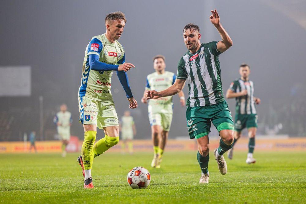 Wiktor Kłos (z lewej) nowym piłkarzem Wiślan Skawina (fot. A. Maraś/ Sandecja Nowy Sącz)