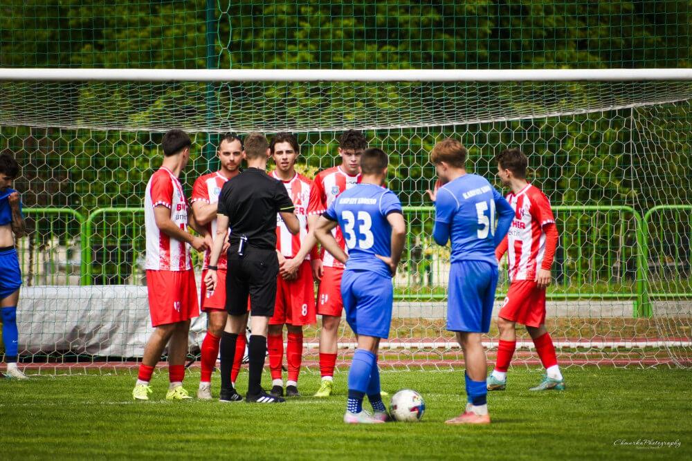 Zdjęcie z meczu Orzeł Przeworsk (biało-czerwone stroje) - Karpaty Krosno. To jedno ze spotkań, którego wynik (2-2) został zweryfikowany jako walkower - w tym przypadku dla gospodarzy (fot. Karolina Chmura / Chmurka Photography)