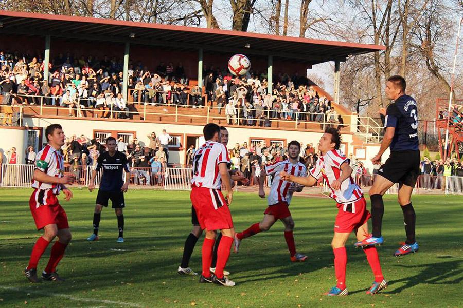 Orzeł Przeworsk (biało-czerwone stroje) na utrzymanie nie ma raczej większych szans. W klubie skupiają się na budowaniu drużyny na przyszły sezon.