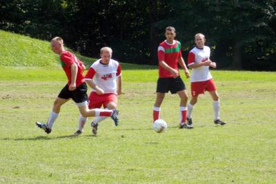 Orzeł Pustyny w białych koszulkach (fot. lzsrotarweglowka.futbolowo.pl)