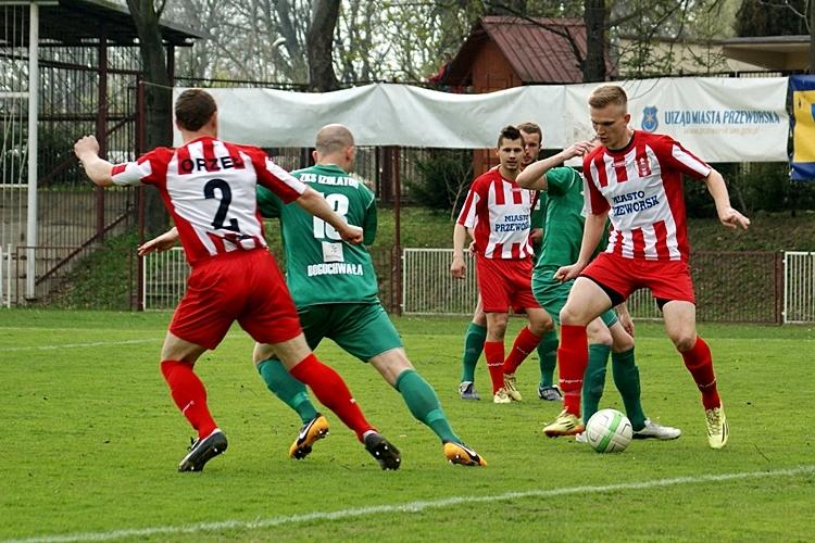 Orzeł Przeworsk (czerwono-białe koszulki) wygrał w Żółkiewce z Hetmanem (fot. Mieczysław Turczyn)