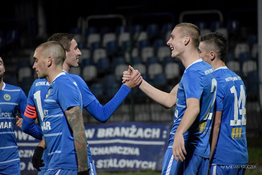 Patryk Kołodziej na zdjęciu drugo od prawej. Tutaj w barwach Hutnika Kraków (fot. Kajetan Kruczek / sportowymagazyn.pl)