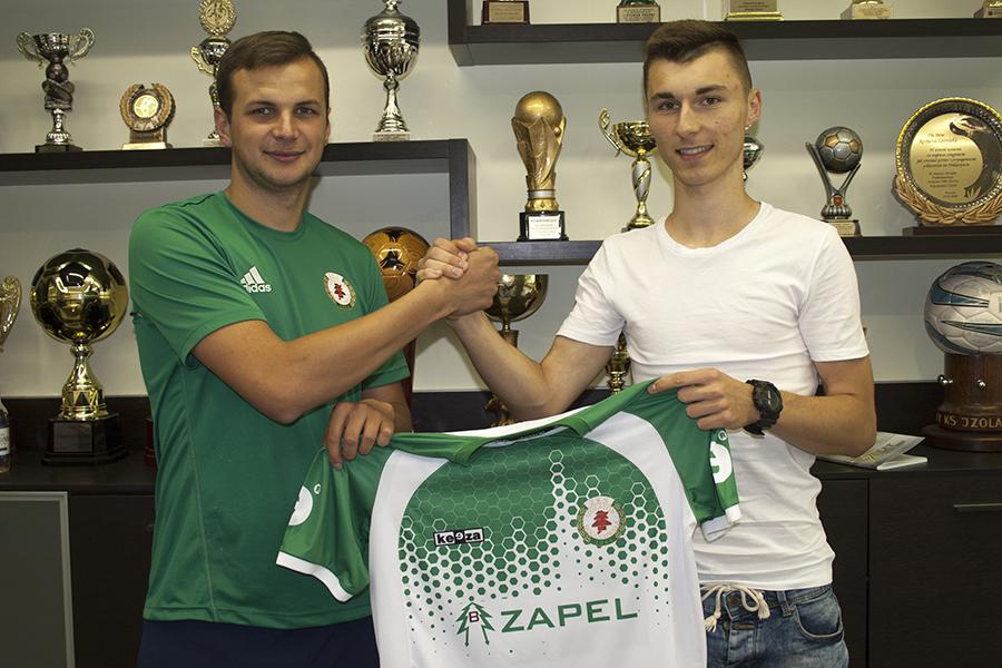 Patryk Zieliński na zdjęciu z prawej. Obok dyrektor sportowy Izolatora Boguchwała Paweł Kulik (fot. zksizolator.eu)