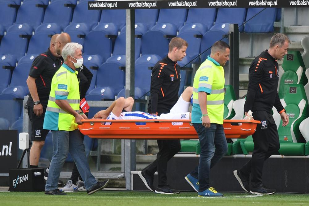 Paweł Bochniewicz zerwał więzadła krzyżowe podczas sparingu. Z boiska został zniesiony na noszach (fot. sc Heerenveen)