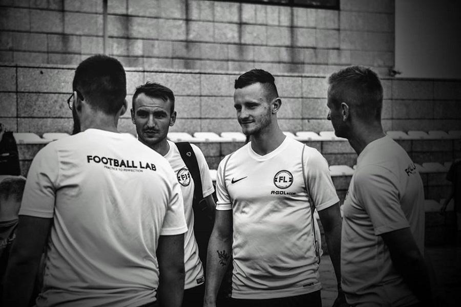 Paweł Dziecic (na zdjęciu drugi od lewej) będzie grał w 4 lidze angielskiej (fot. Akademia Techniki Skills Box Rzeszów)