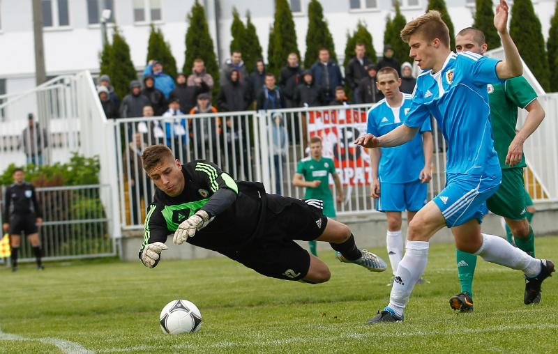 Są spore szanse, że Paweł Pawlus (na zdjęciu łapie piłkę) w nadchodzącym sezonie będzie bronił barw Siarki Tarnobrzeg.