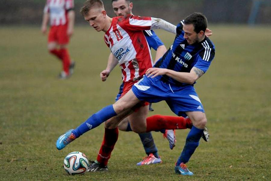 Paweł Piątek (w biało-czerwonym stroju) jest najlepszym strzelcem Orła Przeworsk w tym sezonie.