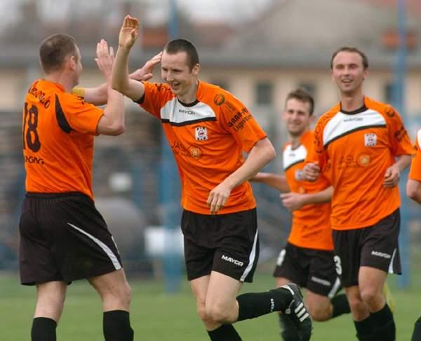 Paweł Remut (na zdjęciu w środku, jeszcze w barwach Czarnych Jasł) przenosi się do Rzemieślnika Pilzno.