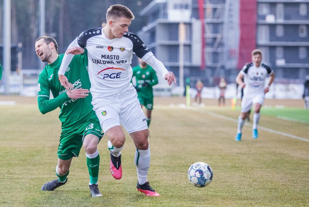 Piłkarze Stali Stalowa Wola w białych strojach.