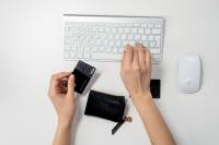 Główne plusy i minusy zakupów przez Internet