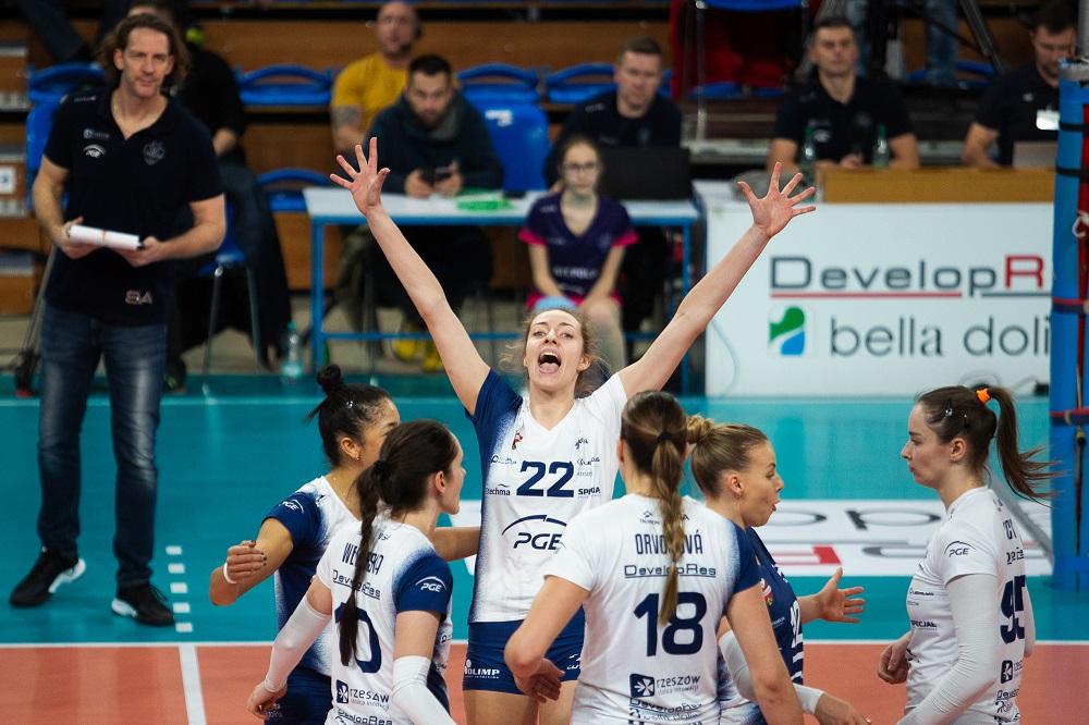 Wspaniałym widowiskiem pożegnały się z halą Podpromie rzeszowskie siatkarki. Fot. Monika Pliś