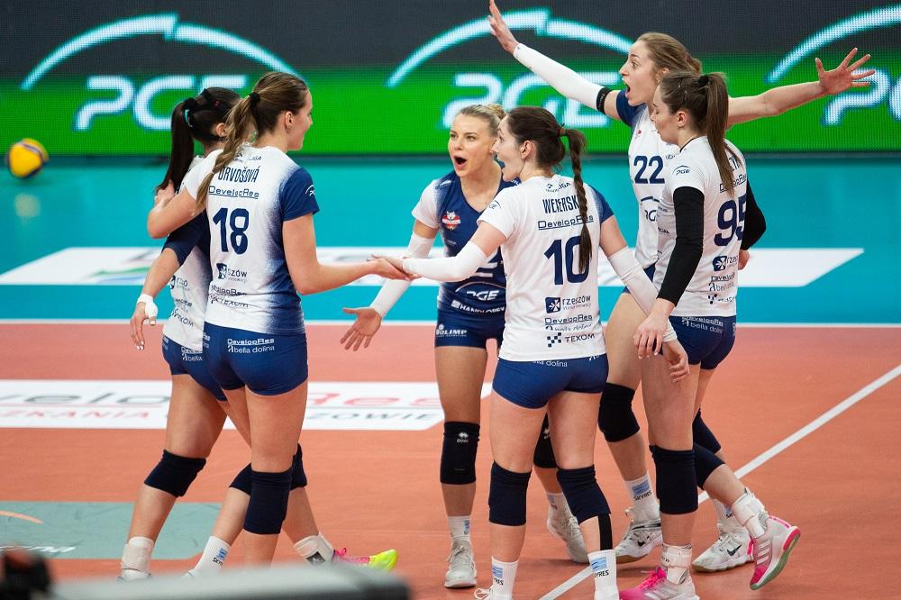 Wicemistrzynie Polski stoczyły twardy bój z odwiecznym rywalem. Fot. Monika Pliś.