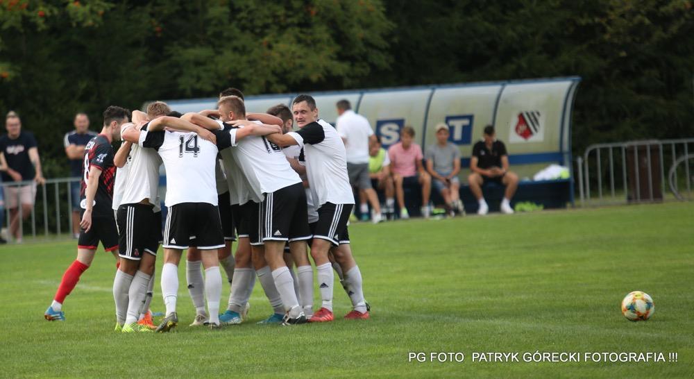 Piast Tuczempy (biało-czarne stroje) zremisował z Ekoball Stalą Sanok (fot. Patryk Górecki / archiwum)