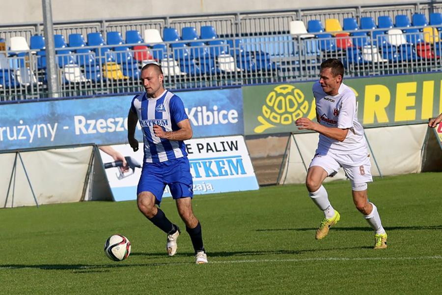 Piotr Prędota (z piłką) strzelił dla Stali Rzeszów trzy gole (fot. Grzegorz Szalacha / stalrzeszow.pl)