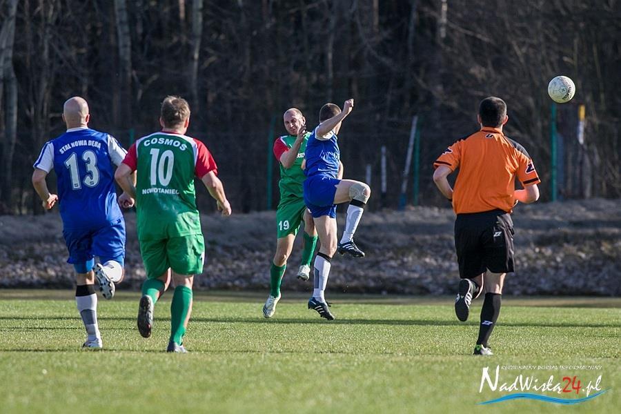 Na zdjęciu Piotr Spaliński w zielonej koszulce z nr 19, jeszcze w barwach Cosmosu Nowotaniec (fot. NadWisla24.pl)