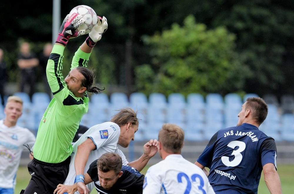 33-letni Piotr Cisek (na zdjęciu łapie piłkę) był grającym trenerem JKS-u Jarosław od lutego 2015 roku.