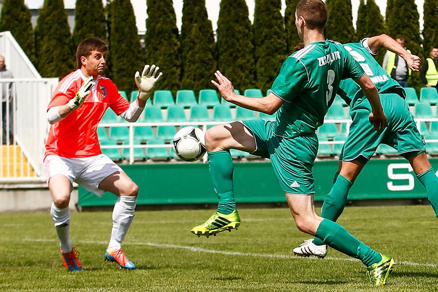 Bramkarz Piotr Hajduk (z lewej, podczas interwencji) wzmocni czwartoligowy LKS Pisarowce.