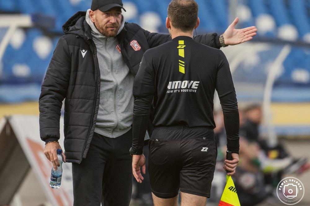 Na zdjęciu Piotr Kołc, trener drugoligowej Resovii (fot. Paweł Golonka / cwks-resovia.pl)