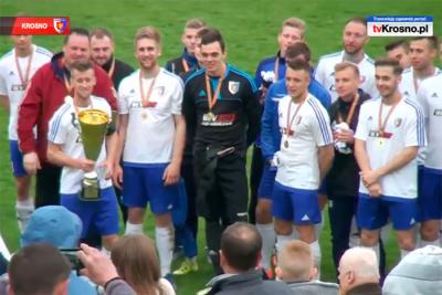 Karpaty Krosno sięgnęły po Okręgowy Puchar Polski (fot. youtube.com / tvPodkarpacie.pl)