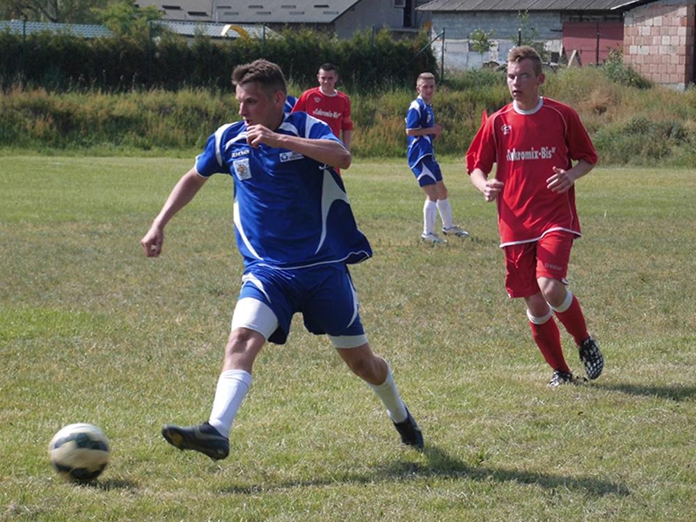 Gracze Victorii Ocieka (na niebiesko) w sezonie 2015/16 wywalczyli awans do A klasy (fot. victoria.gminaostrow.eu)