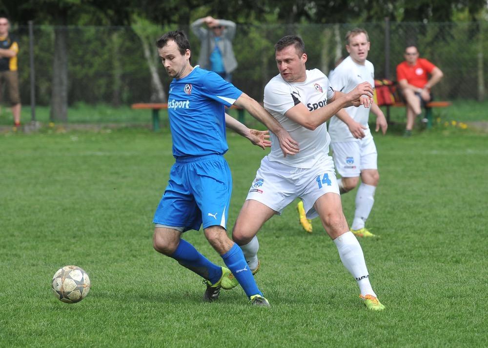 Krystian Lebioda (z lewej) przesądził o losach meczu w Ropczycach. 