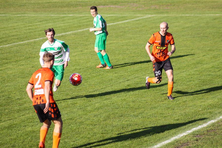 Kamil Dziewit (pierwszy z prawej) jeszcze wiosną bronił barw Kolbuszowianki (fot. facebook.com/kolbuszowianka1948)