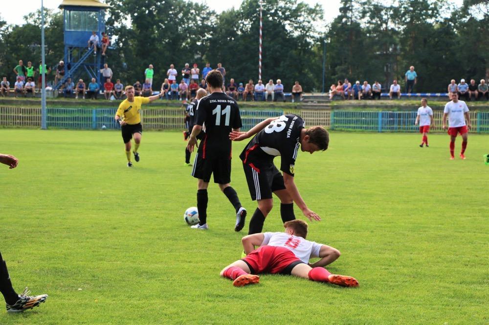 Szymon Serafin - nz. klepie rywala po faulu - wytrzymał presję związaną z wykonywaniem rzutu karnego w otatniej minucie (fot. Natalia Styś)