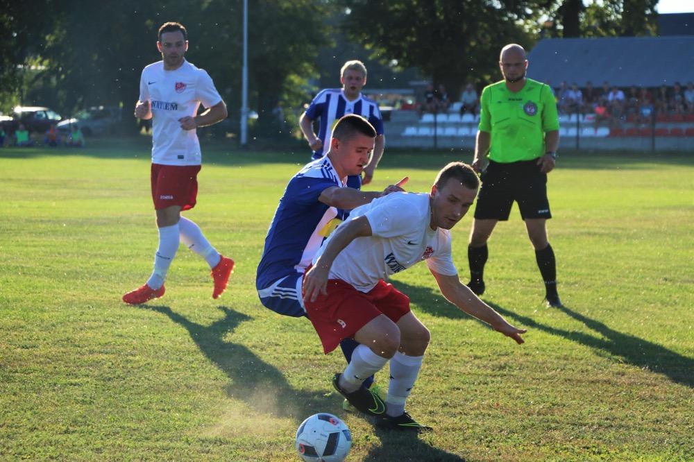 KS Wiązownica (biało-czerwone stroje) wywiozła z Sieniawy cenny punkt (fot. Natalia Styś)