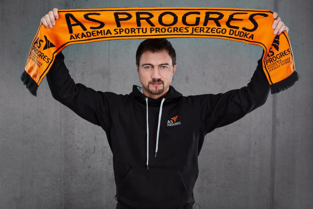 Stal postawiłą się zespołowi ze szkołki, którą wspiera Jerzy Dudek (fot. asprogres.org.pl)