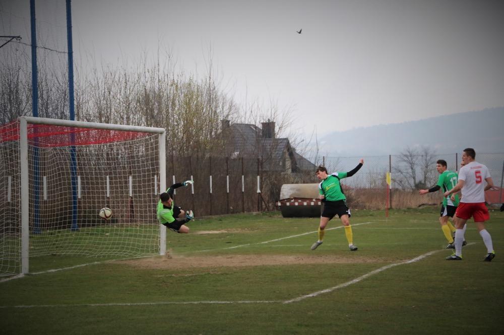 Damian Wolański (drugi z lewej) dorzucił do swojej kolejce bramki dla Rzemieślnika (fot. Natalia Styś / archiwum)