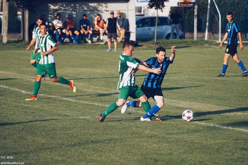  Zawodnicy Wisłoki Dębica (biało-zielone pasy) wywieźli z Radomyśla komplet puntków (fot. facebook.com/wisloka1908)
