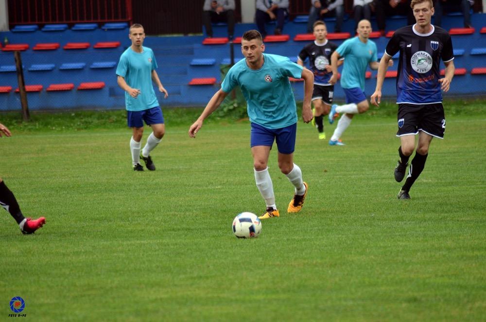 Zawodnicy Skołoszowa (na pierwszym planie) Łukasz Tyrawski mogli być zmęczeni ciężkim środkowym meczem w okręgowym Pucharze Polski z JKS-em Jarosław. (fot. Adrianna Poppkiewicz).